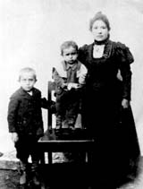 Elkunu, Velvel, and Rochla Leah Wiernik, circa 1899
